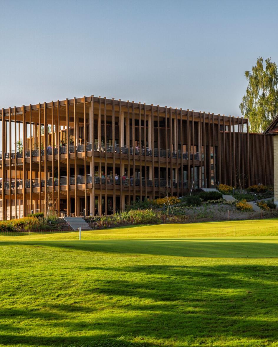 Aussenansicht modernes Gebäude aus Holz im Golfpark Holzhäusern 