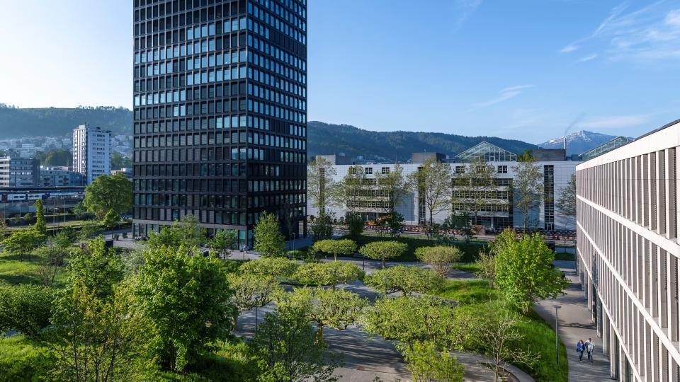 Park-Tower in Zug mit grüner Bepflanzung