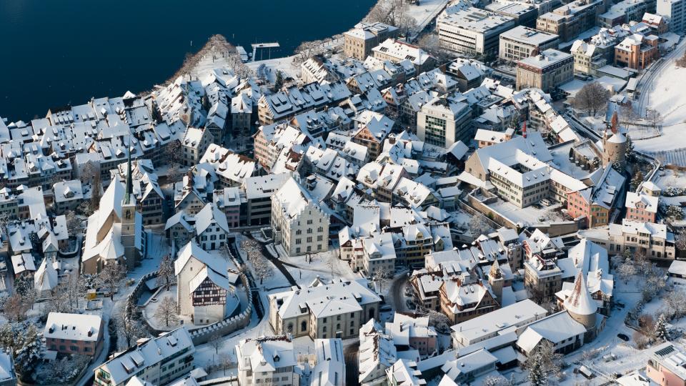 Luftaufnahme der verschneiten Zug Altstadt