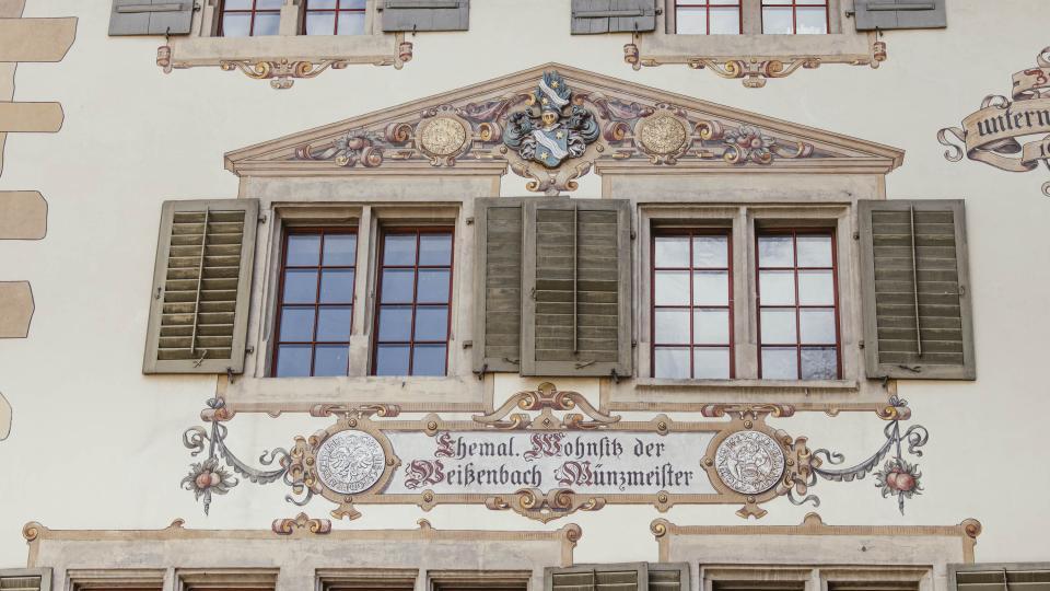 Fresken an einer Hausfassade in der Zuger Altstadt.