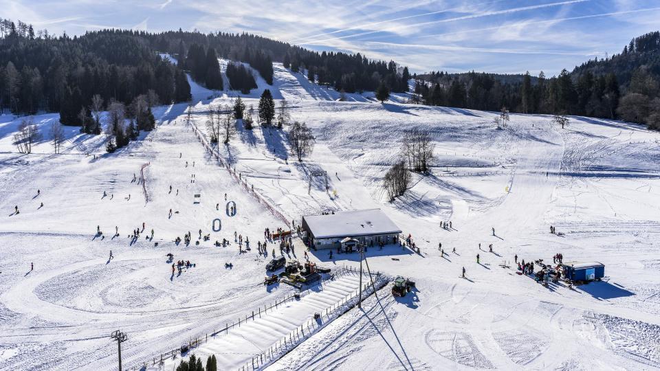 Das kleine Schneesportgebiet Nollen bei Zug ist in die winterliche Landschaft eingebettet.