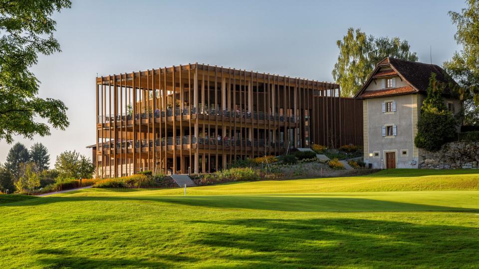 Aussenansicht modernes Gebäude aus Holz im Golfpark Holzhäusern 