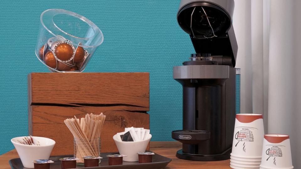 Kaffeeecke mit Kaffeemaschine, Tee und Becher