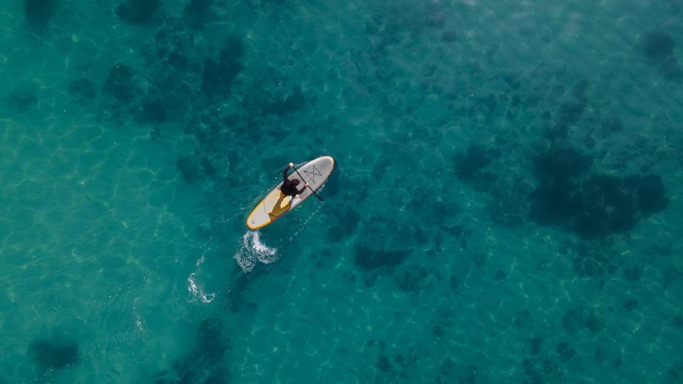 Luftaufnahme eines Standuppaddlers auf dem Ägerisee.