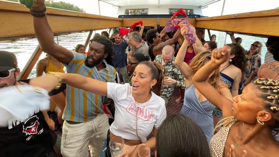 Menschen tanzen auf einem Schiff.
