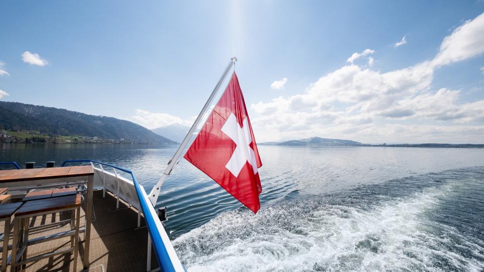 Zugersee Schifffahrt Schweizer Fahne