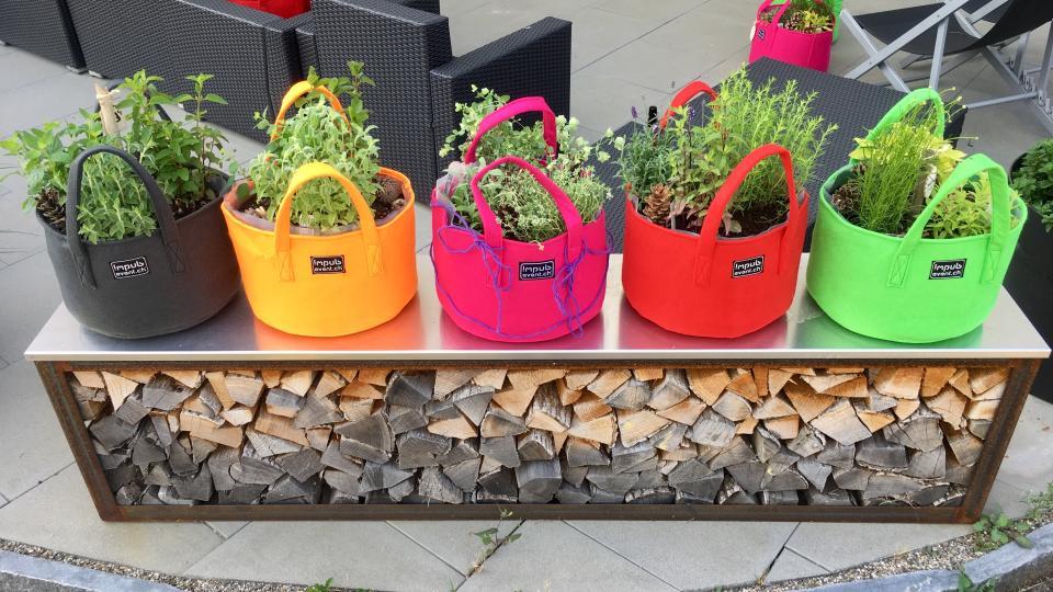 Farbige bepflanzte Gardenbags ausgestellt.