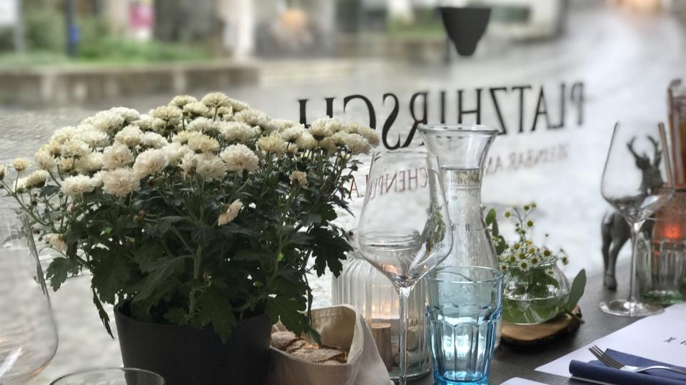 Tisch im Restaurant Platzhirsch mit Blick auf die Strasse