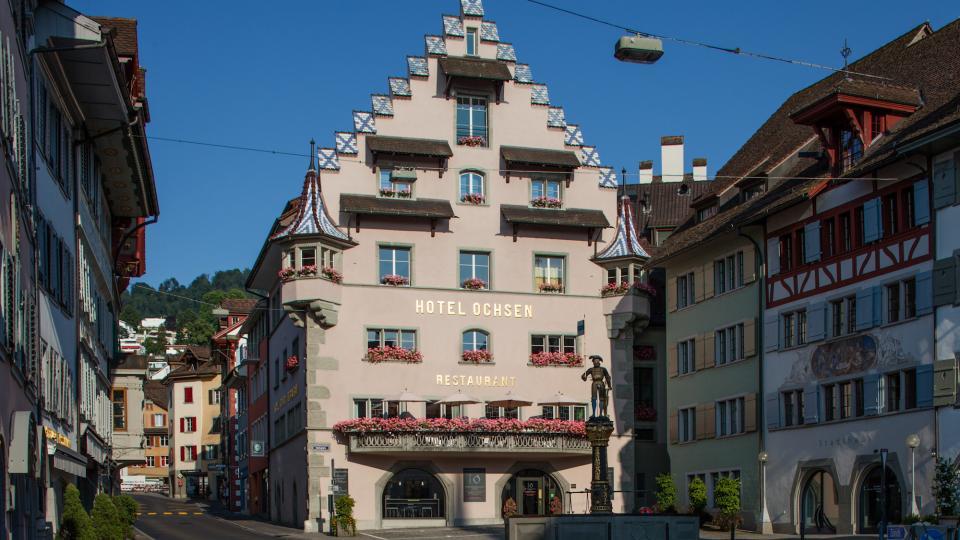 Aussenansicht des historischen City Hotels Ochsen im Herzen von Zug.