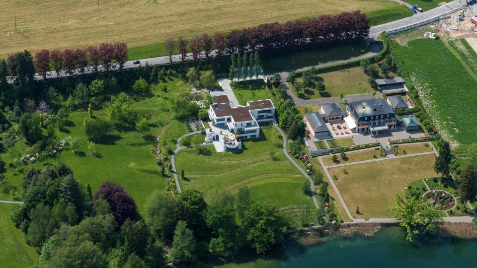 Luftaufnahme der Villa Villette in Cham. Die Villa lieht in grüne Wiesen eingebettet am Ufer des Zugersees.
