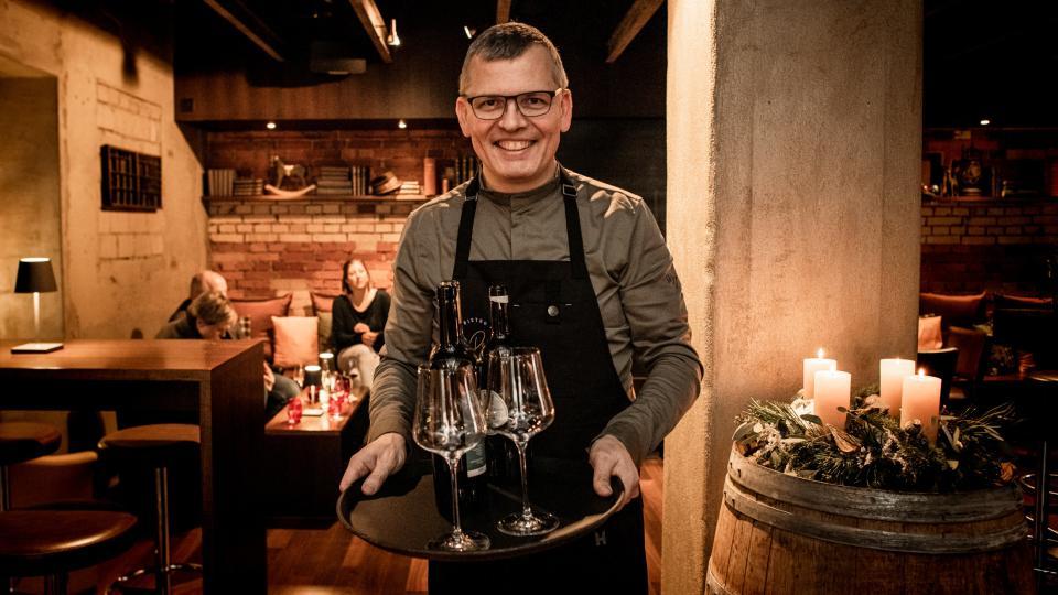 Der Kellner Sascha serviert Weingläser in der Bar, Bistro WyPur
