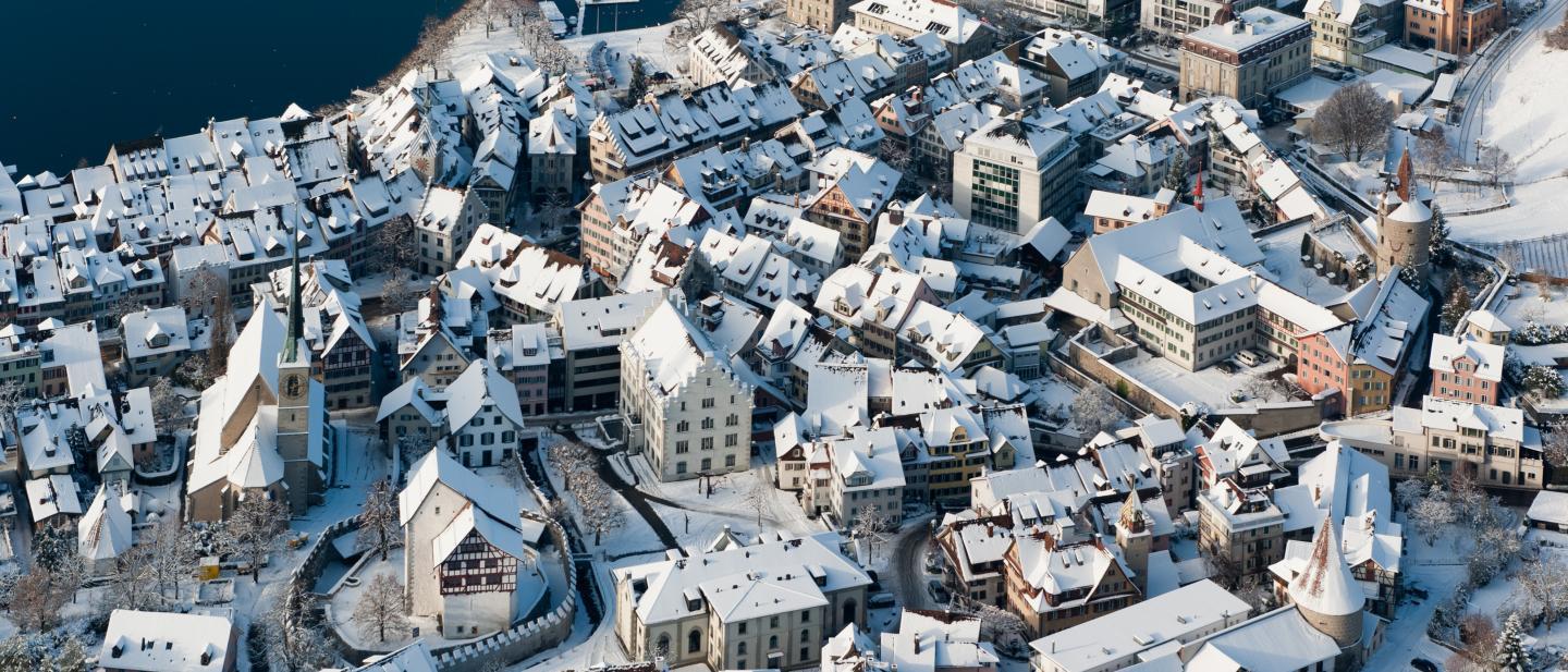 Luftaufnahme der verschneiten Zug Altstadt