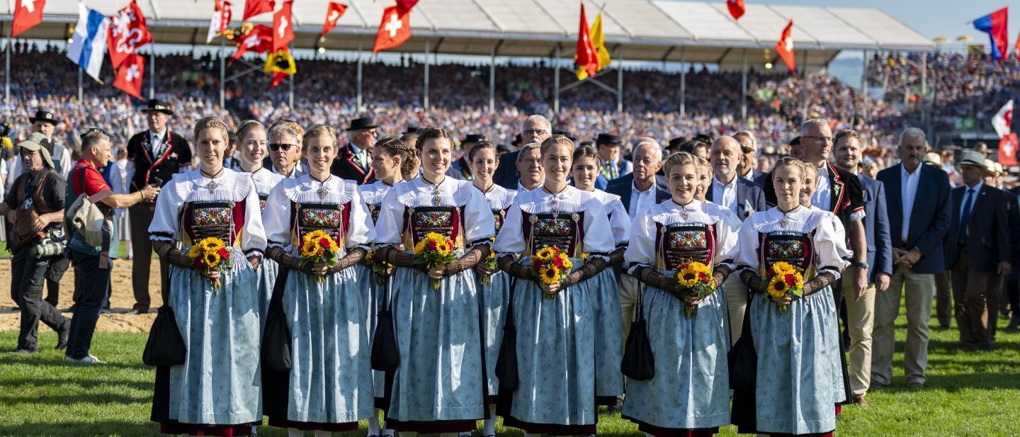 Blumenfrauen am eidgenössischen Schwing und Älplerfest Zug