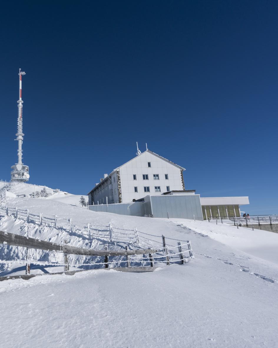 Die Bergstation der Rigi Bahn ist tief verschneit.
