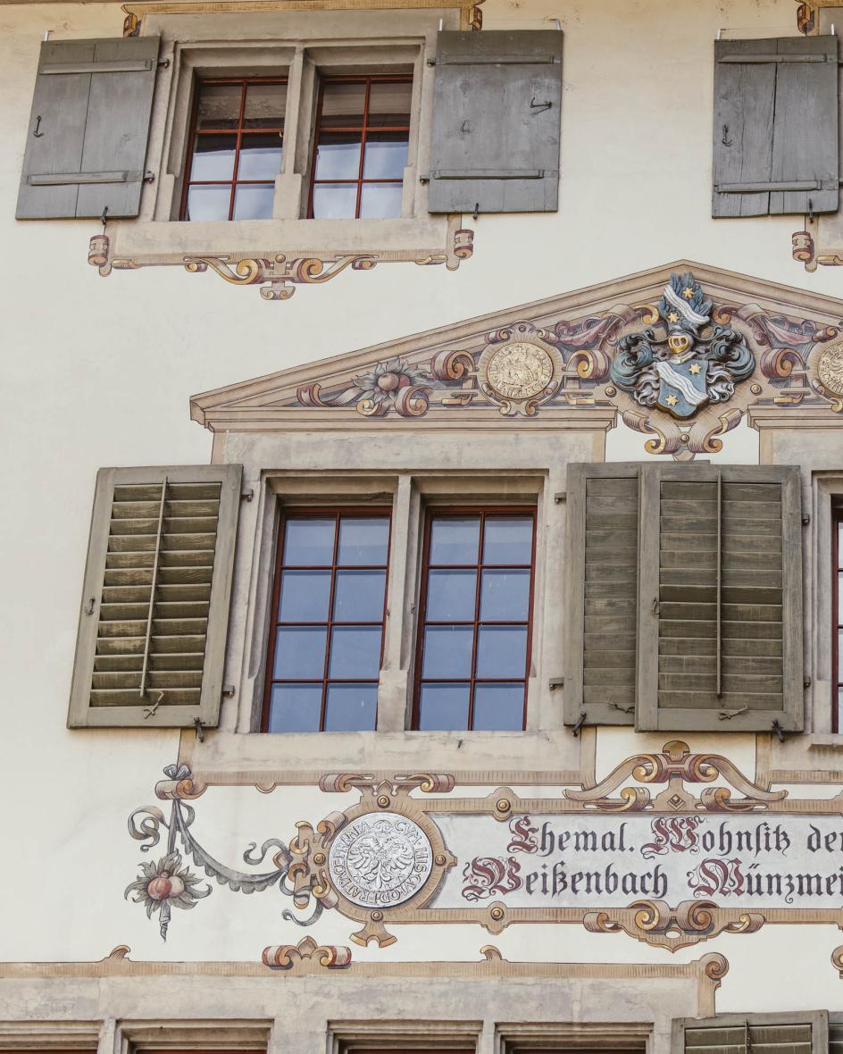 Fresken an einer Hausfassade in der Zuger Altstadt.